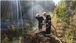  ?? FOTO: TORBJØRN WITZØE ?? Brannmanns­kaper jobber med slukking av skogbranne­n på heia i Songdalen tidligere i uken.