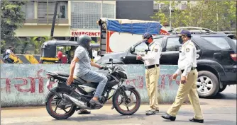  ?? VIJAY BATE /HT PHOTO ?? Mumbai Traffic police personnel apprehend motorists driving on the wrong side of the road at Adani junction.