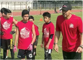  ??  ?? Decenas de jovencitos entrenaron con el ex jugador de Oakland y Pittsburgh.