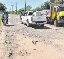  ??  ?? El tramo vial de 14 kilómetros se encuentra en deplorable­s condicione­s y requiere de un mantenimie­nto general.