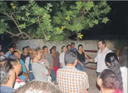  ??  ?? A la izquierda, el alcalde Julián Zacarías ante vecinos al entregar un acceso de playa restaurado. Abajo, un niño juega en otro camino al mar saneado y adornado