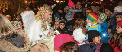  ?? Foto: Bissinger ?? Der Höhepunkt für die kleinen Besucher der Bäumenheim­er Marktplatz­weihnacht ist der Auftritt der Christkind­es.