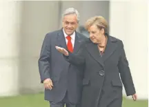  ?? / GETTY ?? Con Angela Merkel, también en octubre de 2010, cuando recorrió Europa tras el exitoso rescate de los 33 mineros.
