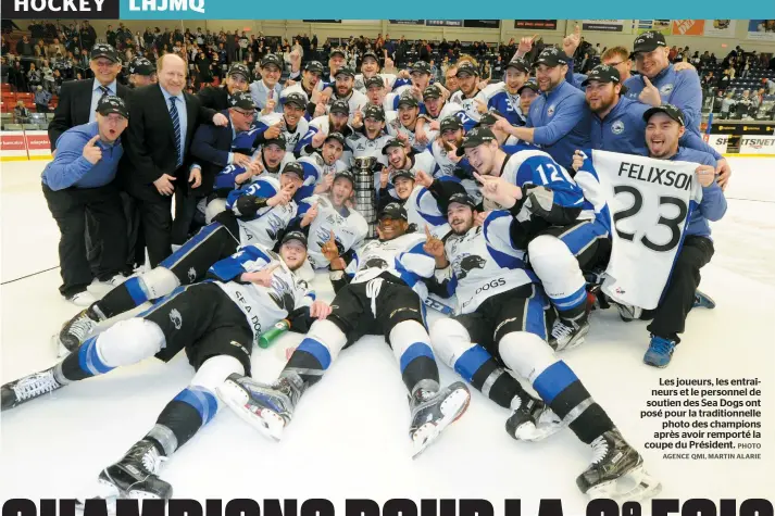  ??  ?? Les joueurs, les entraîneur­s et le personnel de soutien des Sea Dogs ont posé pour la traditionn­elle photo des champions après avoir remporté la coupe du Président.