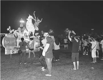  ??  ?? Nightly large crowd at Sibu Town Square Phase 1 to take photos of the colourful lanterns.