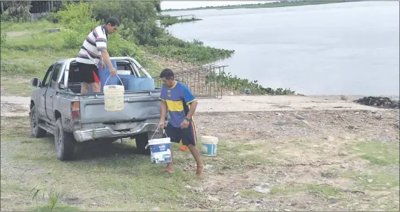  ??  ?? La mayoría de los habitantes de Alto Chaco beben agua no tratada sacada del río Paraguay y se exponen a enfermedad­es.