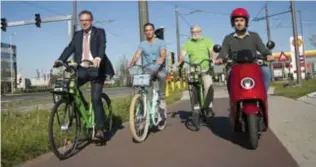  ?? FOTO DIRK KERSTENS ?? Het aantal aanbieders van deelfietse­n en -scooters aan park-and-rides breidt fors uit. Naast Velo parkeren ook Mobit, Poppy en Scooty hun voertuigen aan de park-and-rides. Van links af: mobiliteit­sschepen Koen Kennis, Jim Briels, Peter Vermeulen en Yessin Aattache.