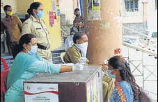  ?? BIRBAL SHARMA/HT ?? Passengers being screened at a bus stand in Mandi on Friday.
