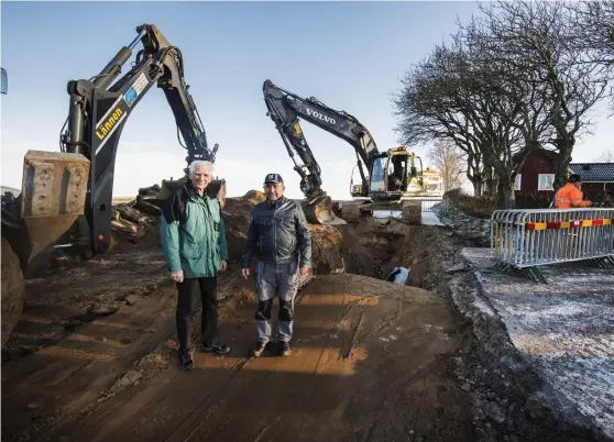  ?? Bild: ROGER LARSSON ?? UPPGRÄVD VÄG. Vägförenin­gens ordförande Lennart Persson och dess kassär Karl Gustaf Lund vid kommunens arbete på väg 8 vid Eldsberga.