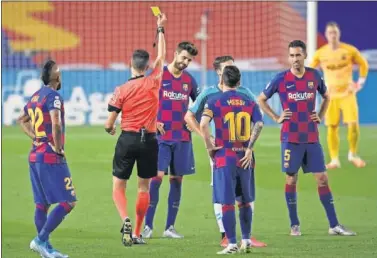  ??  ?? El campeonato liguero se ha acabado para Piqué, que vio tarjeta amarilla ante Osasuna.