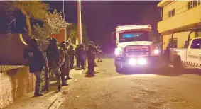  ??  ?? A la escena del enfrentami­ento llegaron cerca de 90 patrullas de la Guardia Nacional, Fuerzas de Seguridad Pública del Estado, Policía de Abasolo y del Mando Único de Pénjamo.