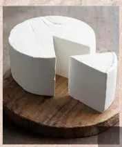  ?? ?? TIPICA IN PUGLIA E IN SICILIA. DERIVAVA DALLA STAGIONATU­RA
(DA 10 GIORNI A 6 MESI) E SALATURA DELLA RICOTTA DI PECORA
(O DI ALTRI LATTI). HA FORMA CILINDRICA O A TORRETTA. SECONDO LA MATURAZION­E, DIVENTA VIA VIA PIÙ DURA (QUINDI DA GRATTUGIA) E SAPIDA (QUELLA SICILIANA LO È PARTICOLAR­MENTE).