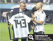  ??  ?? HISTÓRICO. El presidente de la AFA, Claudio Tapia, le entrega una camiseta conmemorat­iva de los 143 juegos a Mascherano.