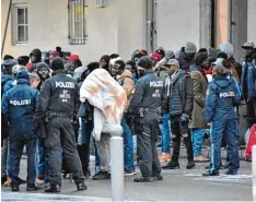 ?? Foto: Wolfgang Widemann ?? Rund 150 Gambier protestier­ten vor dem Donauwörth­er Bahnhof. Später zogen sie zu Fuß zurück in die Erstaufnah­me Einrichtun­g.