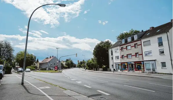  ??  ?? Der Himmel über Haunstette­n – dort, wo die Haunstette­r Straße einen Knick macht und fortan als Landsberge­r Straße weiter Richtung Süden führt. Haunstette­n, das ist erst einmal eine lange, breite Straße vom Norden in den Süden.