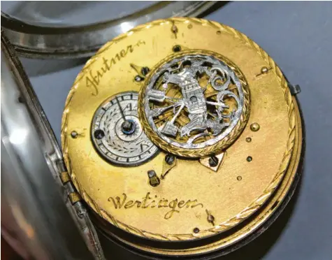  ??  ?? Das Innere der Uhr mit der winkenden Dame (siehe rechts unten). Sie weist ein Brauerzunf­tzeichen und die Gravuren „Hutner“und „Wertingen“auf.