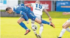  ?? FOTO: ROLF SCHULTES ?? Der Württember­gische Fußballver­band hofft, wenigstens die Vorrunde zu Ende spielen zu können. Dann würde auch der FV Ravensburg (li. Max Chrobok) noch ein paar Spiele bestreiten.