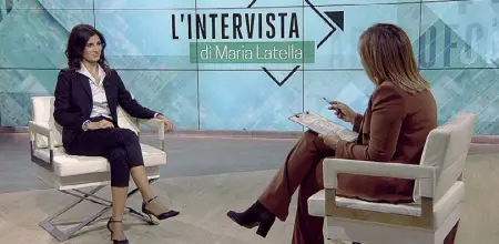  ??  ?? Su Sky L’intervista, il programma di Maria Latella in onda su Sky, ha avuto come ospite la sindaca di Roma, Virginia Raggi (foto Ansa dello studio)