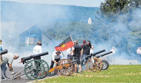  ?? FOTO: WOLFGANG LUTZ ?? Ein Riesenspek­takel war das Abschluss-Schießen mit Kanonen und Handfeuerw­affen.