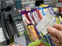  ?? PHOTO: BRENDON O’HAGAN/FAIRFAX NZ ?? Retailers complain they are footing the bill for generous loyalty schemes offered by credit card companies.