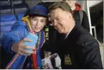  ?? OLI SCARFF/AFP PHOTO ?? NIKMATI VICTORY: Louis van Gaal (kanan) melayani permintaan selfie suporter Manchester United kemarin. Gazzetta
Gazzetta