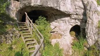  ?? BENCE VIOLA ?? A bone fragment and teeth found in this Siberian cave are the only fossil evidence yet discovered of the species known as the Denisovans, who lived alongside and likely interbred with both Neandertha­ls and Homo sapiens.