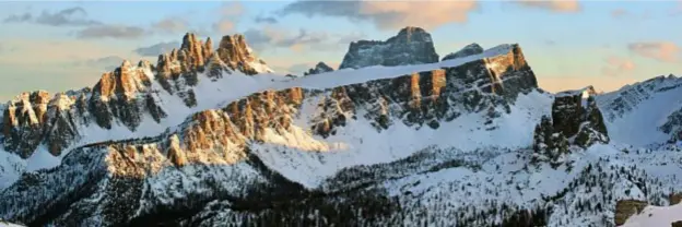  ??  ?? Una veduta delle Dolomiti ampezzane: sulla destra spiccano
le Cinque Torri.
DOVE