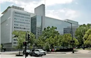  ??  ?? The World Bank headquarte­rs in Washington, D.C. Photo by: makzhou / CC BY-NC