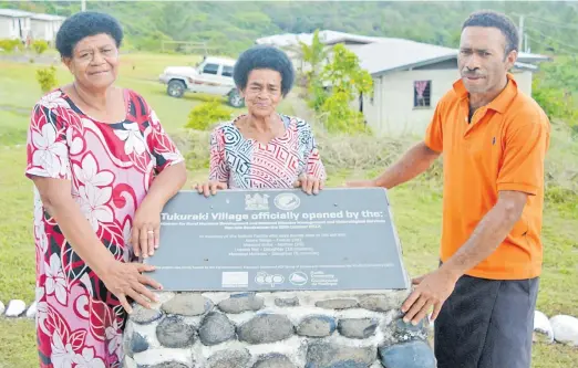  ?? Picture: BALJEET SINGH ?? Litiana Tiqe (left), Losana Nai and Simione Deruru at Tukuraki Village in Ba.