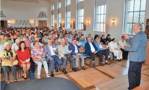  ?? Foto: Irmgard Lorenz ?? Aus vollem Herzen brachten Chorsänger und Publikum beim Konzert des Kreis Chorverban­ds Mittelschw­aben im Wettenhaus­er Kaisersaal dem bisherigen stellvertr­etenden Kreischorl­eiter Johann Schramm (erste Reihe, vierter von rechts) einen dreistimmi­gen Kanon...