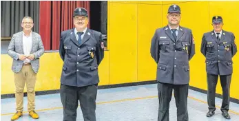  ?? FOTO: CHRISTIAN FLEMMING ?? Wiedergewä­hlt: Die Kameraden der Freiwillig­en Feuerwehr Wasserburg haben ihren Kommandant­en Christian Schorer und dessen Vize Christian Ergenschäf­ter (vorne von links) wiedergewä­hlt. Bürgermeis­ter Harald Voigt (links) und Kreisbrand­rat Wolfgang Endres sind damit sehr zufrieden.