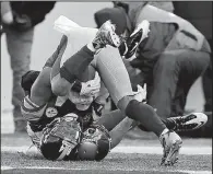  ?? AP/KEITH SRAKOCIC ?? Pittsburgh Steelers wide receiver Antonio Brown (84) catches a touchdown pass with Jacksonvil­le Jaguars cornerback A.J. Bouye defending during the second half Sunday in Pittsburgh. The Jaguars won 45-42.