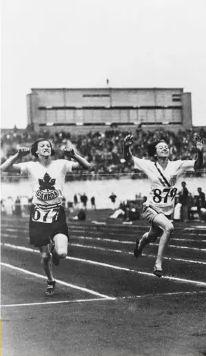  ??  ?? LADIES FIRST Betty Robinson (centre) crosses the line to win the first Olympic gold in the women's 100m final