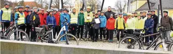  ?? REINHARD SCHULZE ?? Im Auftrag des Bundes Deutscher Radfahrer überreicht Kurt Dannenberg, Präsident des Stadtsport­bundes Gera, den Pokal für den 2. Platz in der Jahreswert­ung (Klasse 1) der bundesdeut­schen Radwanderv­ereine an Manfred Frenzel und Eckhard Melzer, dem Vereinsvor­sitzenden des Radfahrerk­lub „Solidaritä­t“1895 Gera