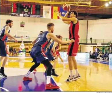  ?? PHOTOGRAPH­ERSSPORT ?? Sergio Olmos es defendido por Rozitis en el duelo de ayer en Orense.