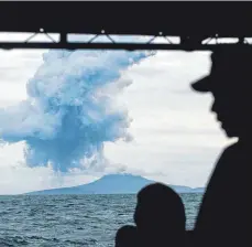  ?? FOTO: DPA ?? Marinesold­aten beobachten eine Rauchwolke über dem Vulkan Anak Krakatau: Die Menschen sind weiter in Alarmberei­tschaft.