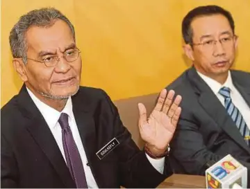  ?? PIC BY MOHD FADLI HAMZAH ?? Health Minister Dr Dzulkefly Ahmad (left) giving a press conference after his ministry’s post-cabinet meeting in Putrajaya yesterday. With him is ministry secretary-general Datuk Seri Dr Chen Chaw Min.