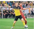  ?? FOTO: AFP ?? Marco Reus (l.) und Leon Goretzka im Zweikampf beim Supercup.