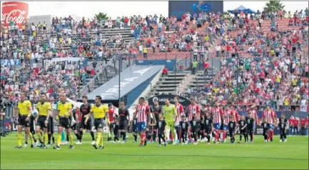  ??  ?? CON HONORES. El Atlético fue recibido en San Luis con honores. En la foto, la salida al campo.