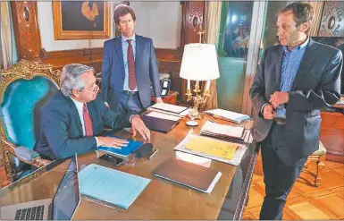  ?? CEDOC PERFIL ?? DEFINICION­ES. El jueves, el Presidente en su despacho, junto a Gustavo Beliz y Juan Pablo Biondi.