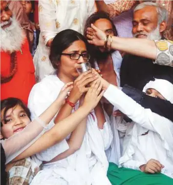  ?? Reuters ?? Girls offer juice to Swati Maliwal, chairperso­n of Delhi Commission for Women, to end her fast during her hunger strike protest demanding stricter laws for rape in India, in New Delhi yesterday.