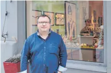  ?? FOTO: KERSTEN HAMANN ?? Friedbert Knappe gibt sein Optiker-Geschäft schweren Herzens auf. Die Filiale in Meßkirch bleibt erhalten.