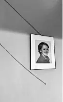  ?? HEATHER LAURA CLARKE ?? Using S-hooks, they were able to hang photos from the chain links.