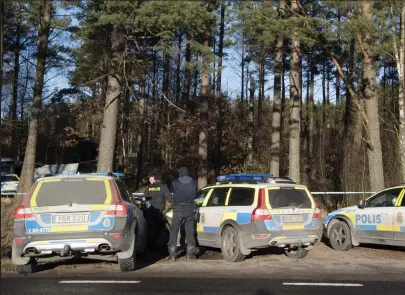  ??  ?? FYNDPLATS. Den döde mannen hittades på en skogsväg intill väg 25 i höjd med Marbäck. Polisens tekniker arbetade under större delen av tisdagen på fyndplatse­n.