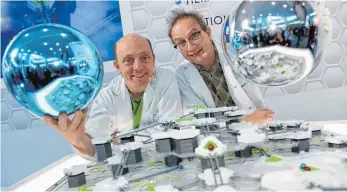  ?? FOTO: DPA ?? Hoffnungst­räger: Bernhard Hoëcker (links) und Wigald Boning haben auf der Spielwaren­messe in Nürnberg sichtlich Spaß mit Gravitrax, das Ravensburg­er im Laufe des Jahres auf den Markt bringen will.