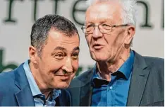  ?? Foto: Sebastian Gollnow, dpa ?? Zwei, die sich verstehen: Cem Özdemir (links) und Winfried Kretschman­n. Steht hier der Ministerpr­äsident mit seinem Nachfolger?