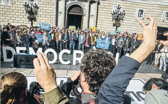  ?? DAVID AIROB ?? Concentrac­ión en la plaza. La alcaldesa encabezó la protesta a mediodía para reivindica­r la legitimida­d del Govern de Puigdemont