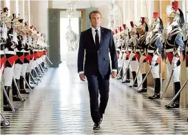  ??  ?? Frankreich­s Präsident Emmanuel Macron auf dem Weg zu seiner Rede in Versailles. Der Staatschef liebt den großen Auftritt, wird aber von vielen Bürgern als abgehoben empfunden.