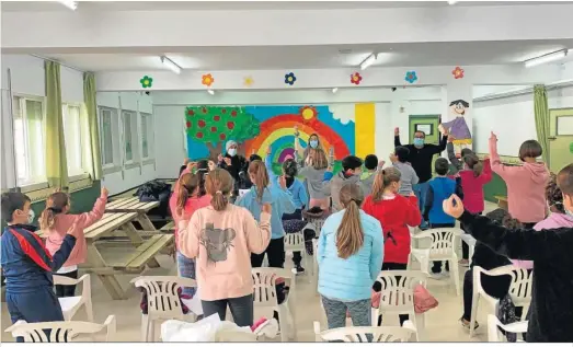  ??  ?? Miembros del equipo de Prevención de Márgenes y Vínculos, con escolares gaditanos en uno de los talleres realizados este año.