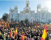  ??  ?? Cientos de españoles reunidos en una plaza.